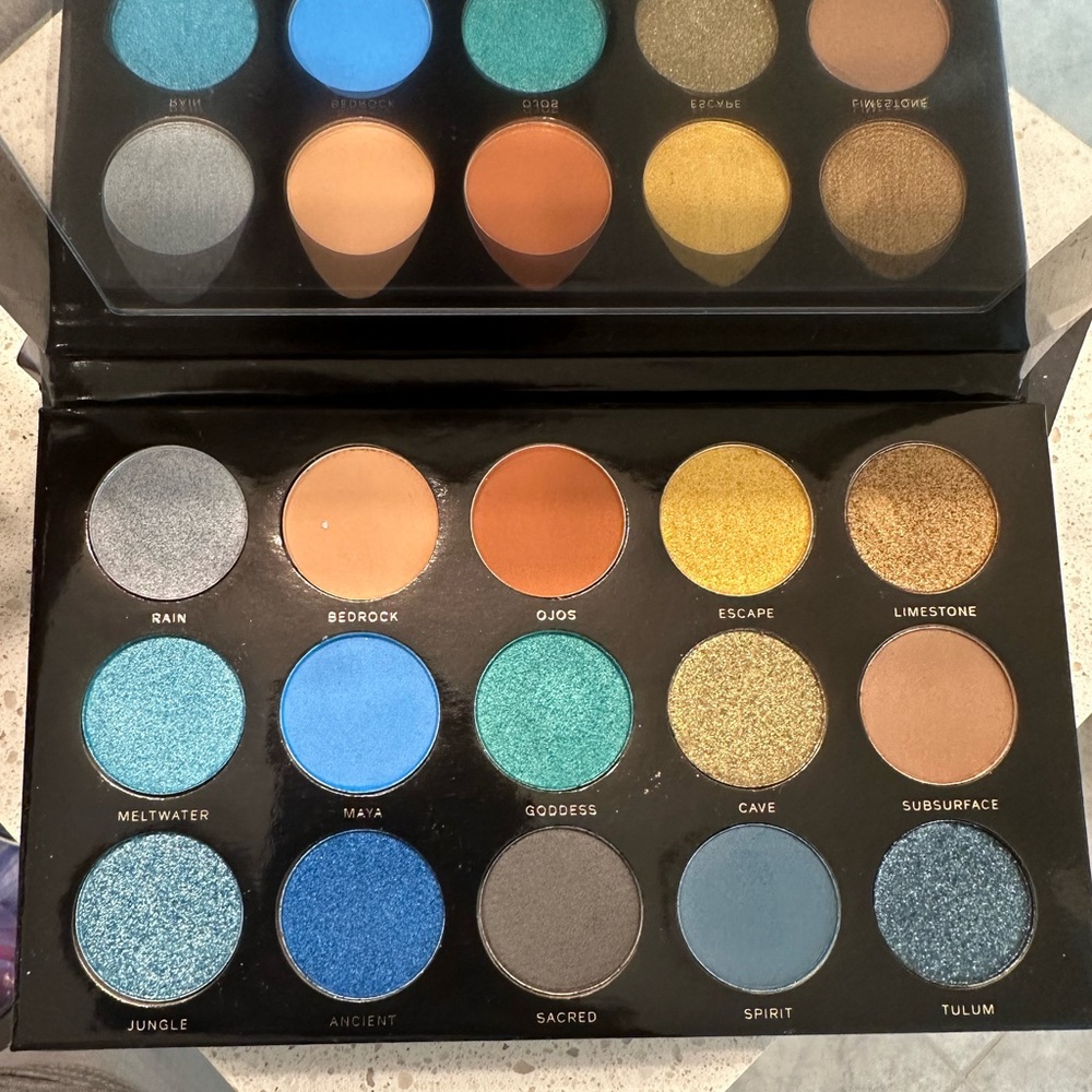 HIPDOT Viseart Blue and Gold Eyeshadow Palette Vibrant Colors